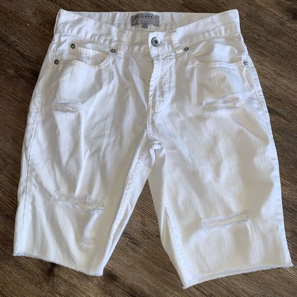 BULLHEAD Pants - BULLHEAD woman’s stretchy jean shorts excellent pre owned condition size 28.